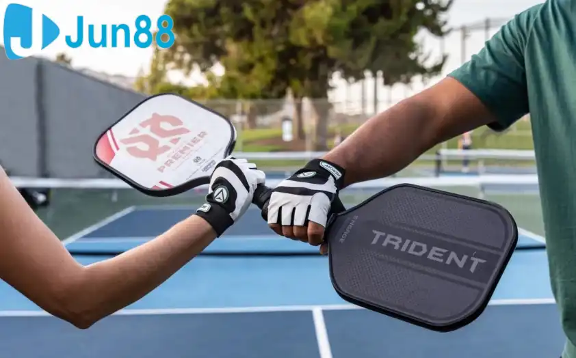 Găng tay pickleball giúp tay bám vợt chắc hơn ngay cả khi ra mồ hôi. Găng tay pickleball giúp tay bám vợt chắc hơn ngay cả khi ra mồ hôi.