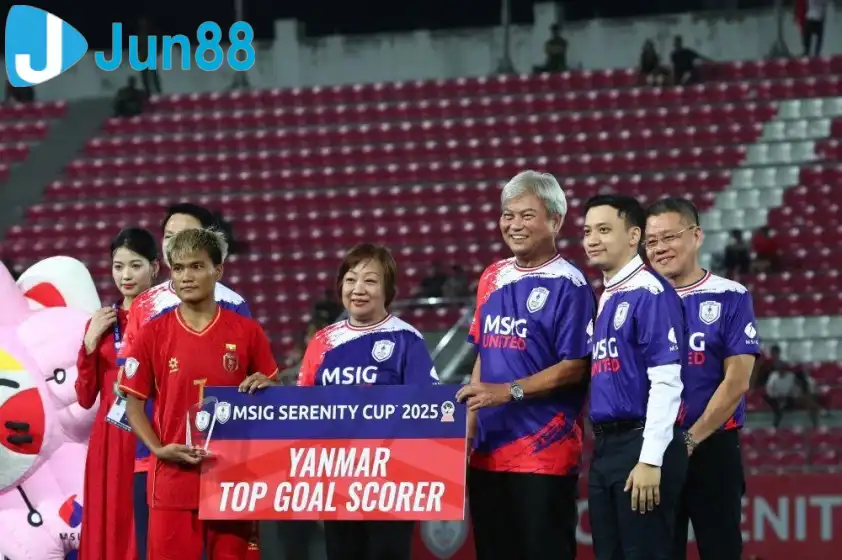 Ông Mariano Araneta, Jr. – Phó Chủ tịch AFF trao giải Vua phá lưới cho cầu thủ Win Theingi Tun (Ảnh: VFF) Ông Mariano Araneta, Jr. – Phó Chủ tịch AFF trao giải Vua phá lưới cho cầu thủ Win Theingi Tun (Ảnh: VFF)